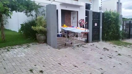 Mulher é socorrida pelo Siate após escorregar dentro de casa no Morumbi