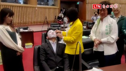 高市議會臨時會今開議 議長康裕成送面膜慰勞議員選舉辛勞