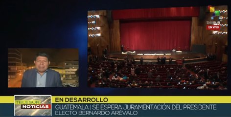 Guatemaltecos esperan investidura de Arévalo en la capitalina Plaza Central