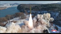 كوريا الشمالية تطلق صاروخا 