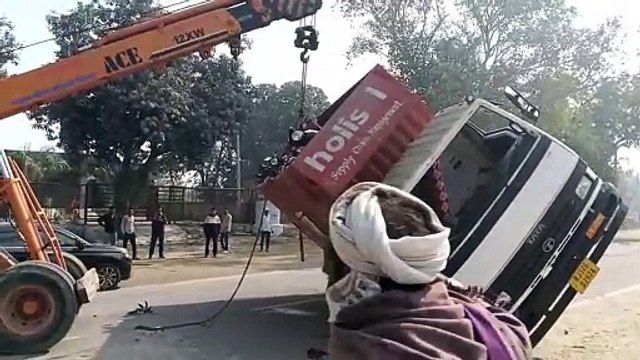 बाइक से भरा एक मिनी ट्रक के पलटा, कई घायल