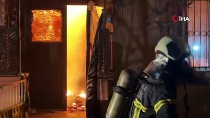 Tek katlı ev alev alev yandı