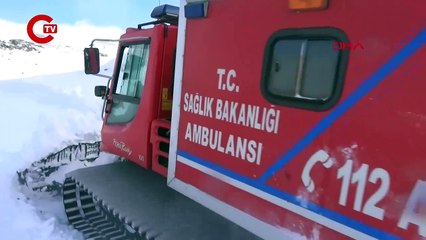 Rahatsızlanan 4 kardeş, karlı yolun açılması ile hastaneye götürüldü