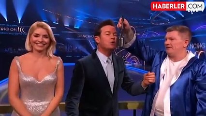 Şakayı fırsat bilen yarışmacı, sunucuya yumruk attı