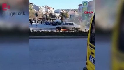 Kırmızı ışıkta bekleyen otomobilde yangın