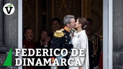 El nuevo rey de Dinamarca, Federico X, se emociona en el balcón del Palacio de Christiansborg al saludar a los daneses