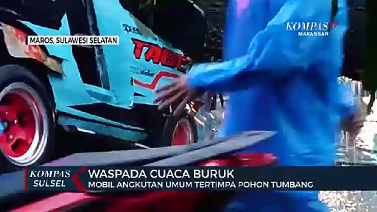 Waspada Cuaca Buruk, Mobil Angkutan Umum Tertim...