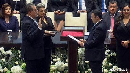 Guatemala, Bernardo Arevalo giura da presidente dopo 9 ore di ritardo