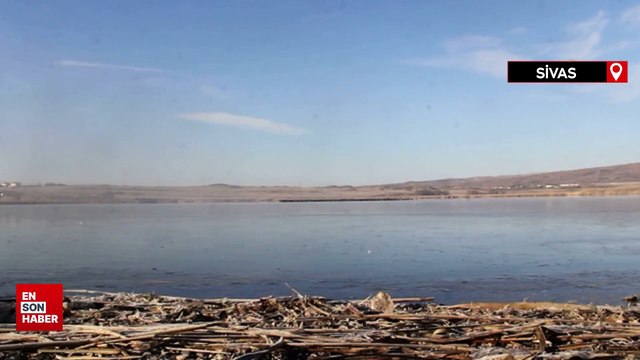 Sivas'ta Hafik Gölü'nün yüzeyi kısmen buz tuttu