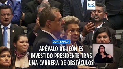 Arévalo de León jura su cargo de presidente de Guatemala pese a algunos opositores