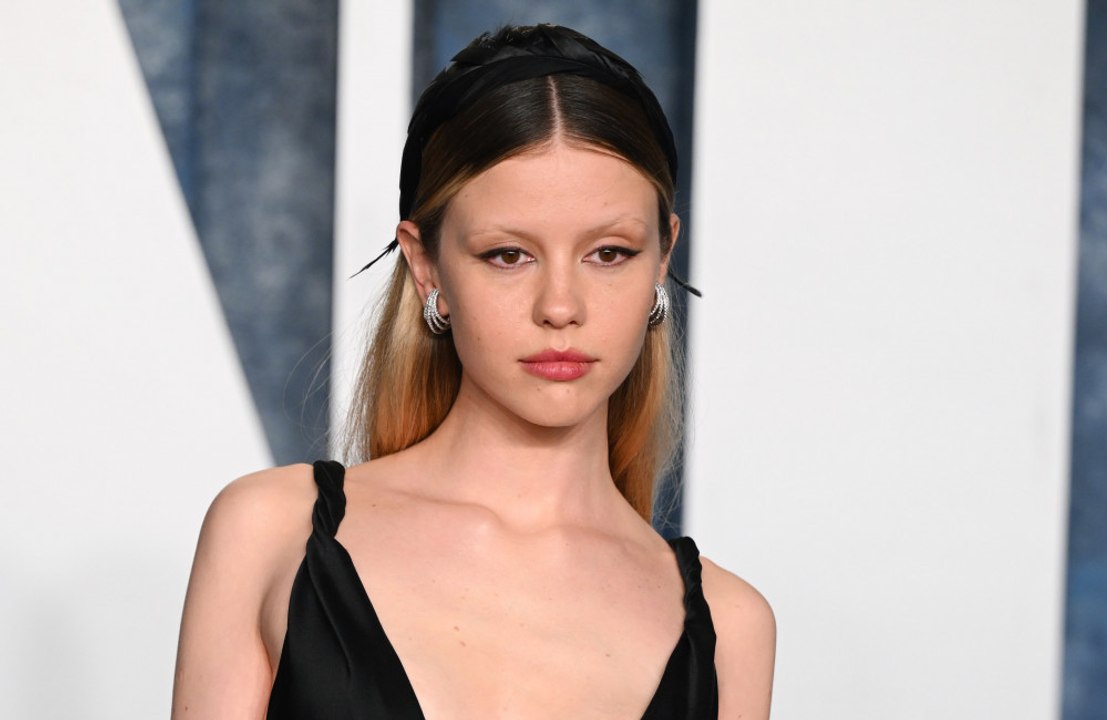 Acusan a Mia Goth de patear deliberadamente a un actor de fondo