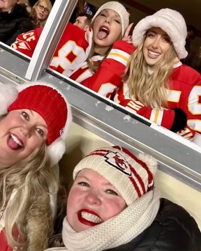 So SWEET!! Taylor Swift GAVE Chiefs fan her 22 SCARF & CALL her ‘Goodluck Charm’ vs Dolphins