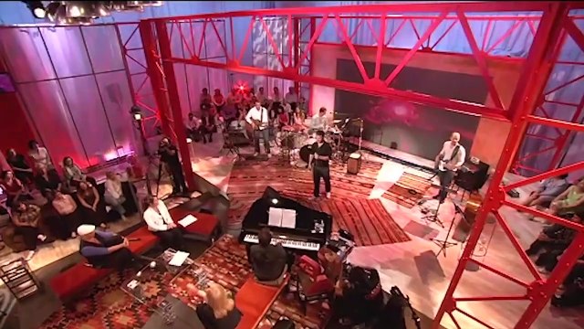 Grégoire chante Ta main , dédié à ses frères disparus