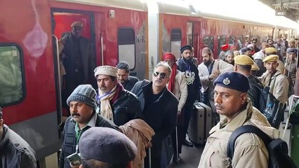 Pakistan Pilgrims: किसी आंखों से छलके आंसू, तो किसी ने मांगी दुआ