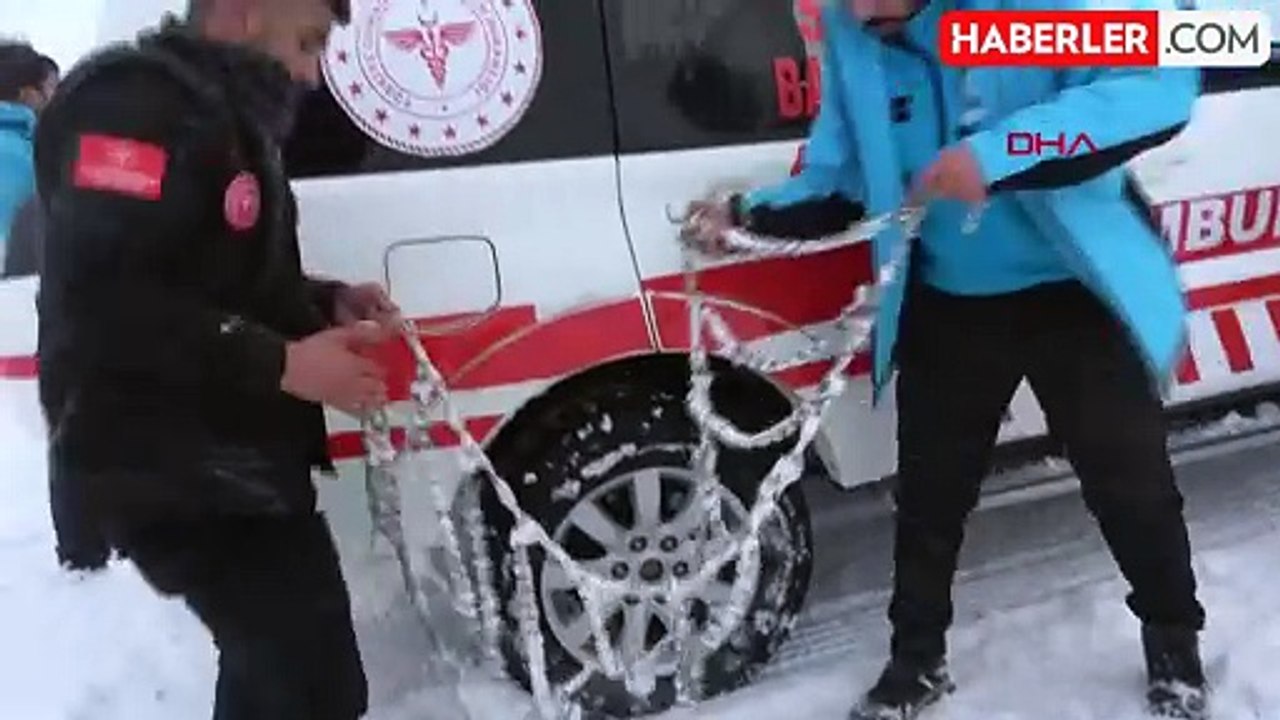 Karla Kapalı Yolda Ateşi Yükselen Bebek Hastaneye Kaldırıldı