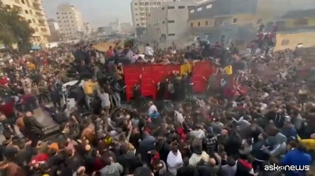 A Gaza in centinaia assaltano un camion carico di aiuti umanitari