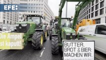 5.000 tractores y agricultores salen a las calles de Berlín para protestar contra los recortes de su