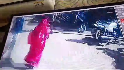 Watch Video : यहां बदमाशों ने अलग-अलग जगह से दो बाइक चुराई, सीसीटीवी कैमरे में कैद