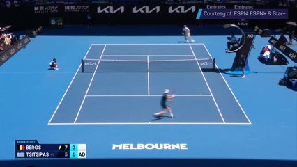 Video herunterladen: Australian Open Shot of the Day: Tsitsipas hits insane over-the-net winner