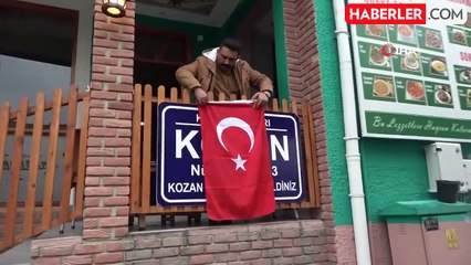 Kozan'da esnaflar iş yerlerini bayraklarla donattı