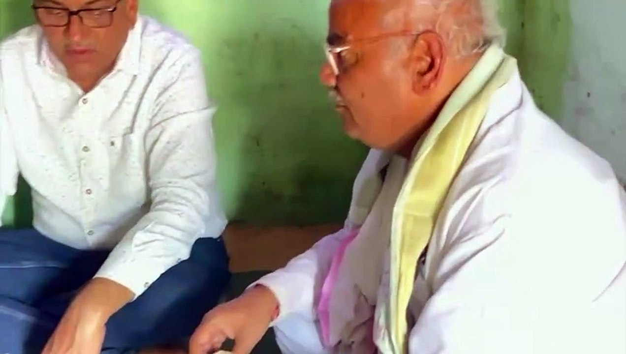 शिक्षा मंत्री गरीब के घर भोजन कर बोले : मां के हाथ के खाने की याद आ गई