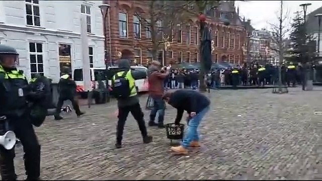 مسلمون يمنعون رجلًا هولنديًّا من حرق المصحف