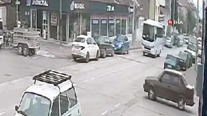 İki aracın arasında kalmaktan kıl payı kurtuldu, kaza anı kameraya yansıdı
