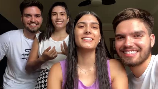 Amor em dose dupla: casais de gêmeos viralizam com pedido de casamento no mesmo dia