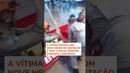 Grávida é resgatada por bombeiros após entrar em trabalho de parto em enchente no RJ #shorts