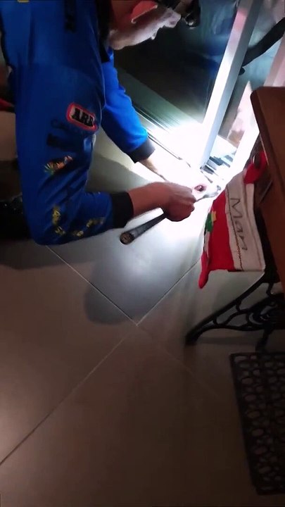 Il découvre un serpent bien caché dans la baie vitrée