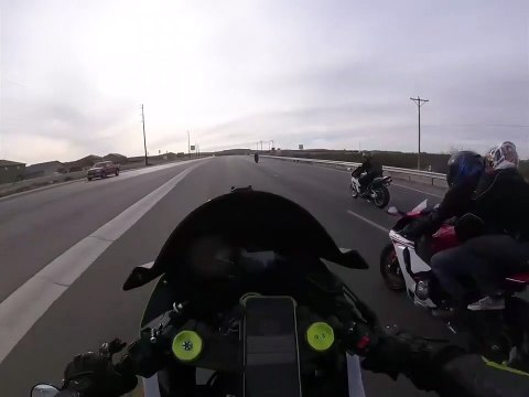 Ce biker fait tomber sa copine en réalisant une roue arrière