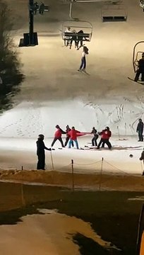 Un skieur coincé sur une remontée mécanique