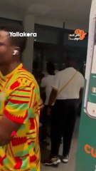 مشجع غاضب يقتحم فندق إقامة منتخب غانا بعد الخسارة أمام كاب فيردي #AFCON2023 #يلا_كورة