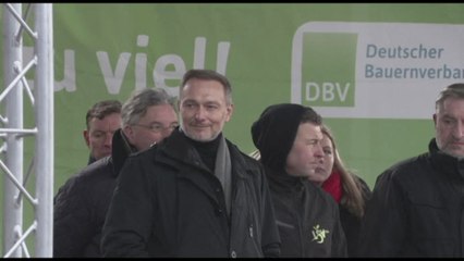 "Ognuno contribuisca". Lindner fischiato dagli agricoltori a Berlino