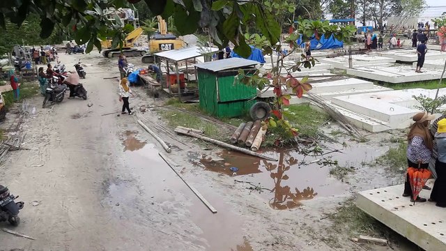 Rare Bono Wave Floods Shore