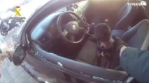 La Guardia Civil rescata a un bebé y un perro del interior de un coche en Oliva