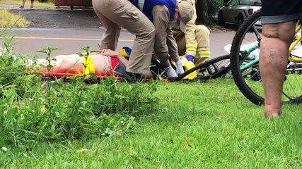 Ciclista fica ferida ao tentar desviar de cachorro e sofrer queda