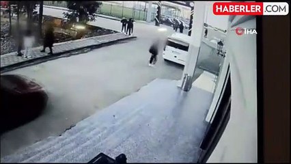 Tartıştığı kız arkadaşının yanına gelen lise öğrencisi silahla intihar girişiminde bulundu! Çantasından bir cümlelik not çıktı