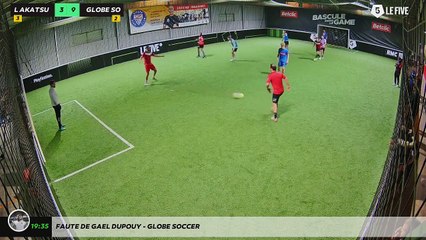 Faute de Gael Dupouy - GLOBE SOCCER