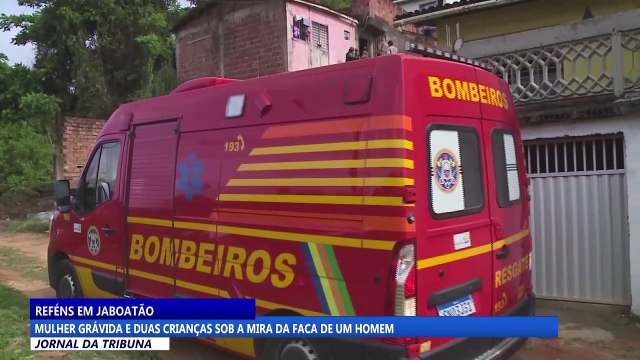 Mulher grávida e duas crianças sob a mira da faca de um homem