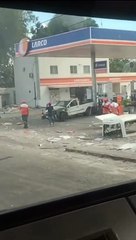 URGENTE: caminhão perde controle, invade posto de gasolina e pega fogo na BR-324; assista