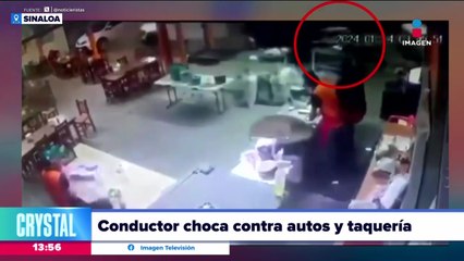 Conductor choca contra autos y una taquería