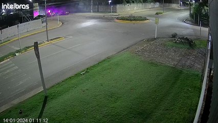 Vídeo mostra carro batendo em rotatória ao fugir da Guarda Civil