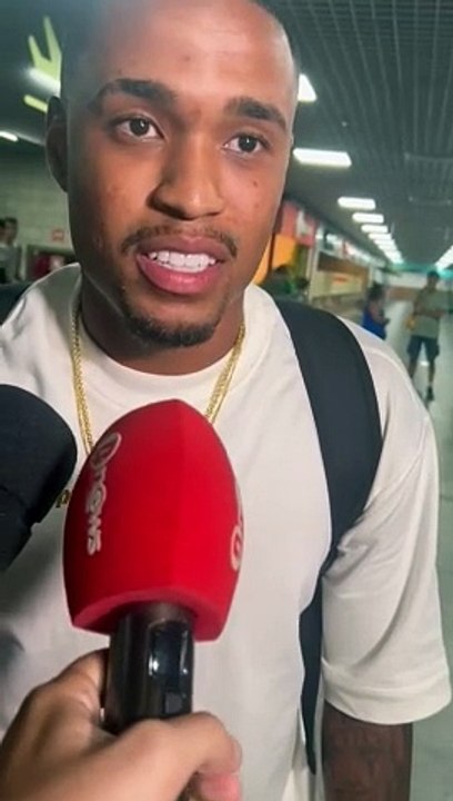 Alerrando desembarca em Salvador e fala sobre responsabilidade de vestir a camisa do Vitória