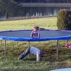 Cette petite fille a le meilleur grand-frère ! Un vrai gentleman !