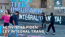 Activistas trans se manifiestan por comentarios transfóbicos de AMLO afuera de Palacio Nacional