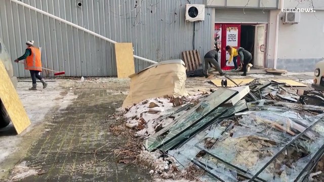 أوكرانيا: إصابة أربعة أشخاص بعد تسجيل عملية إطلاق أكثر من مائة صاروخ في خيرسون