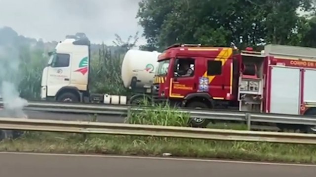 Homem morre após carreta tombar e pegar fogo em Apucarana