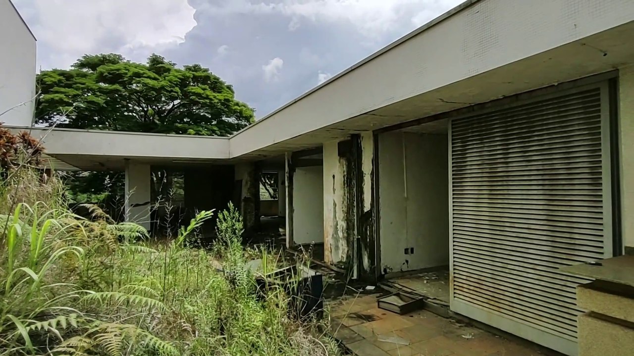 MANSÃO ABANDONADA COM COFRE ABERTO
