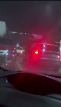 Pareja es captada abriendo carros y robando pertenencias en parqueo de supermercado en SPS